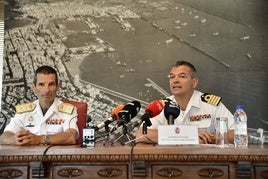 El almirante comandante de Canarias, Santiago de Colsa Trueba, y el jefe del Arsenal, Carlos Garaú Pérez-Crespo, durante la presentación del 75 aniversario del Arsenal.