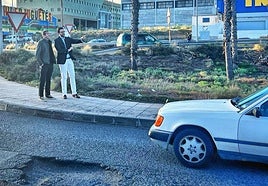 El vicealcalde Sergio Ramos y el concejal Iván Sánchez junto a la maltrecha vía.