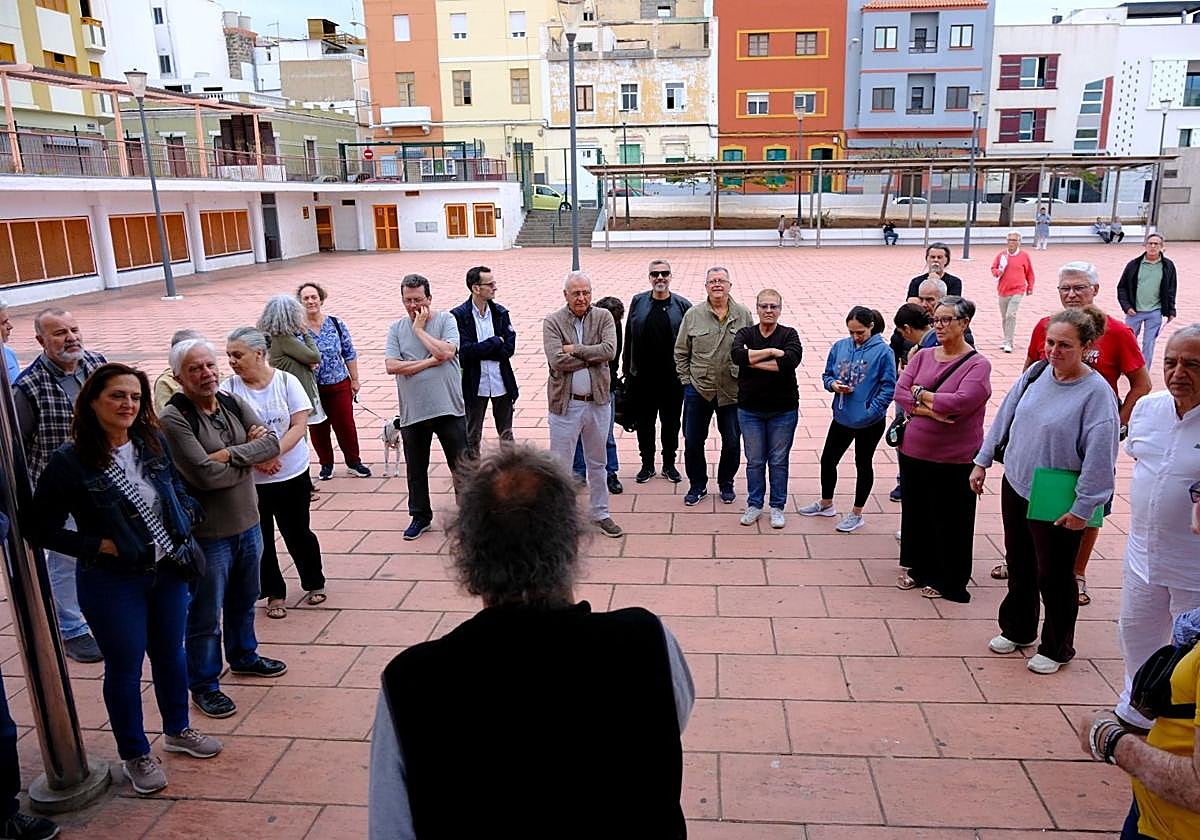 Los vecinos de La Isleta vuelven a la carga por la doble vía