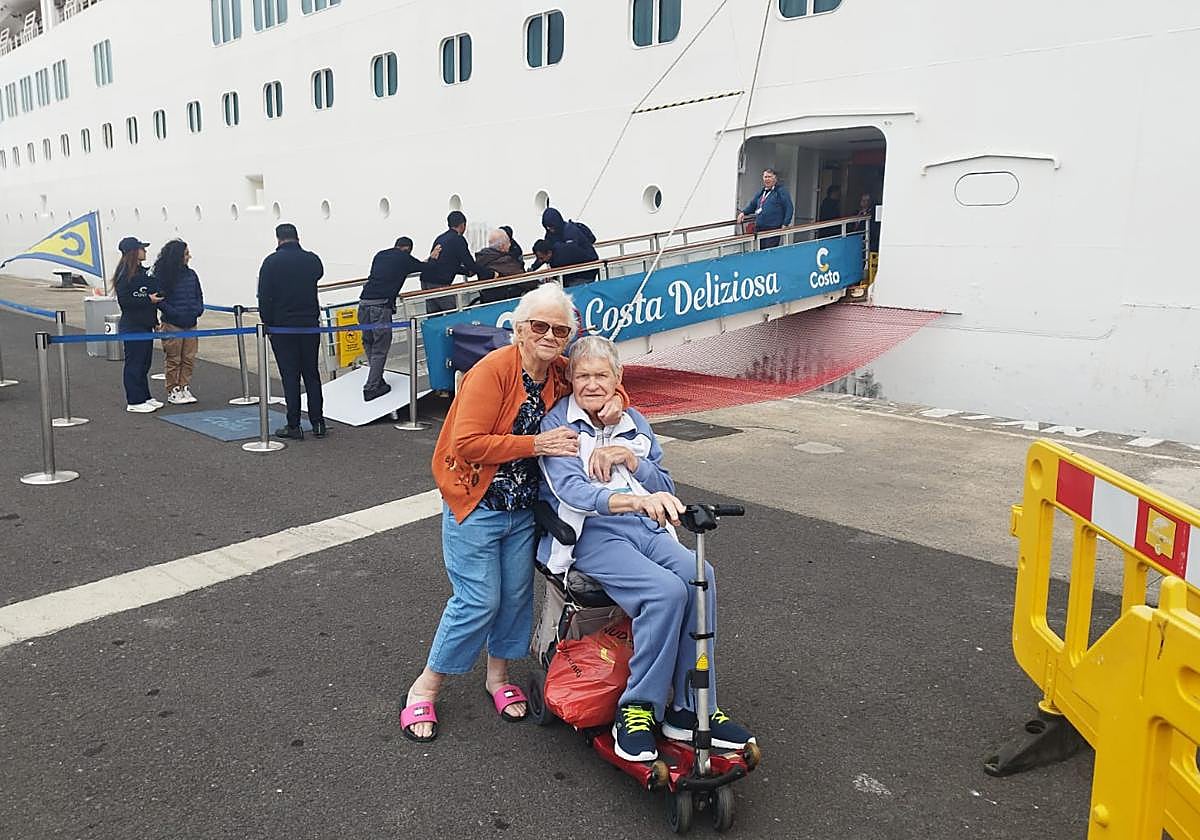Benedicta Peña y Juan Manuel Suárez, esta mañana a su llegada en crucero al Puerto.