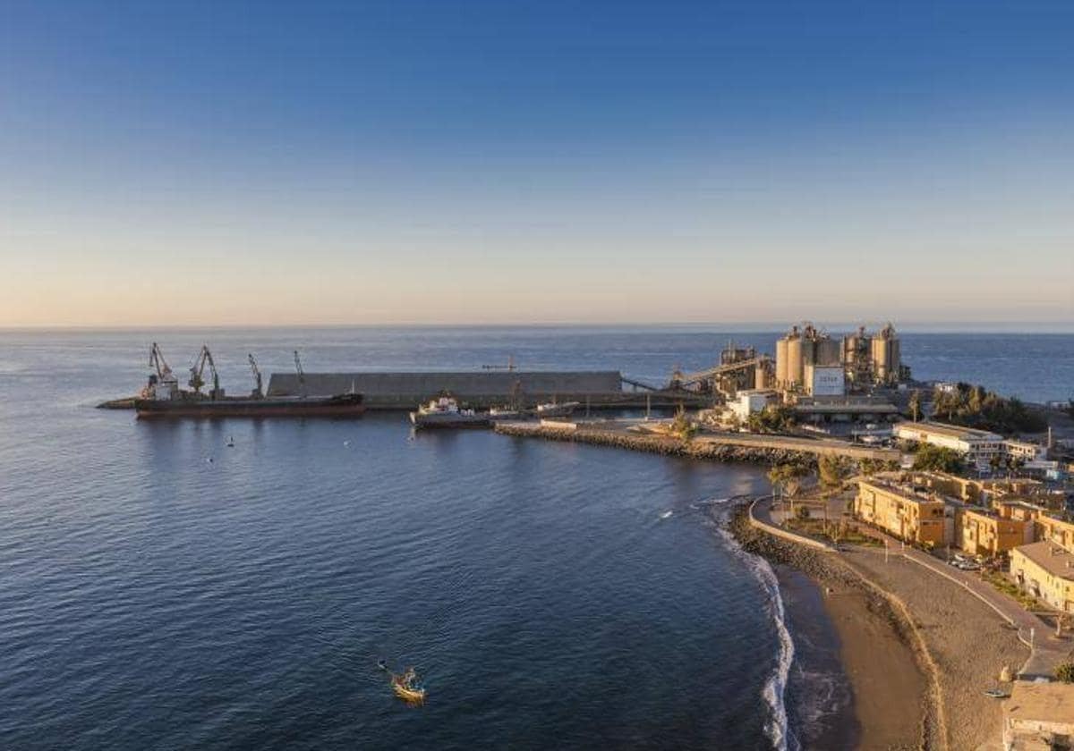 Vista de la fábrica de cemento de Ceisa instalada junto al muelle de El Pajar.