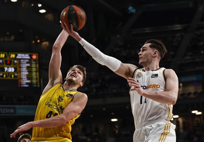Lammers intenta taponar a Hezonja.