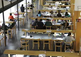 Imagen de archivo de estudiantes de la ULPGC en la biblioteca del campus del Obelisco