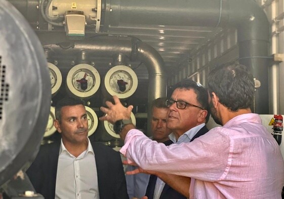 El consejero regional Manuel Miranda, acompañado del presidente lanzaroteño Oswaldo Betancor, visitan una desaladora en Lanzarote.