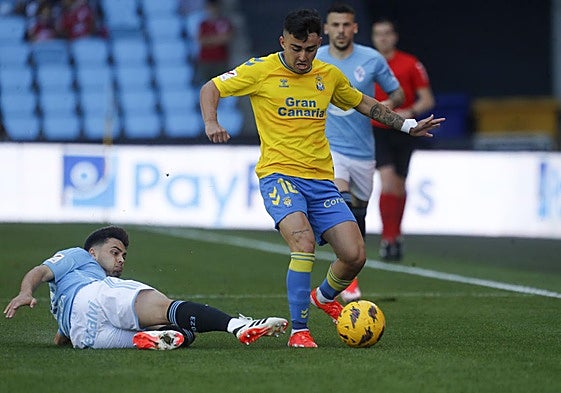 Alberto Moleiro se zafa del rival en el encuentro ante el Celta en Balaídos.