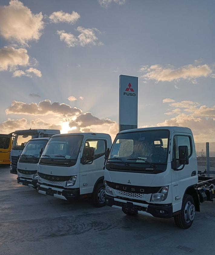 Imagen secundaria 2 - Louzao El Goro estrena su exposición de vehículos industriales Mercedes-Benz con servicio de chapa y pintura