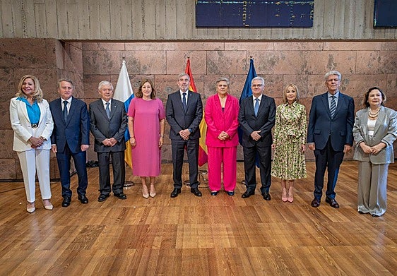 La presidenta del Parlamento de Canarias, Astrid Pérez y el presidente de Canarias, Fernando Clavijo, junto a los consejeros del Consejo Consultivo y la Comisionada de Transparencia