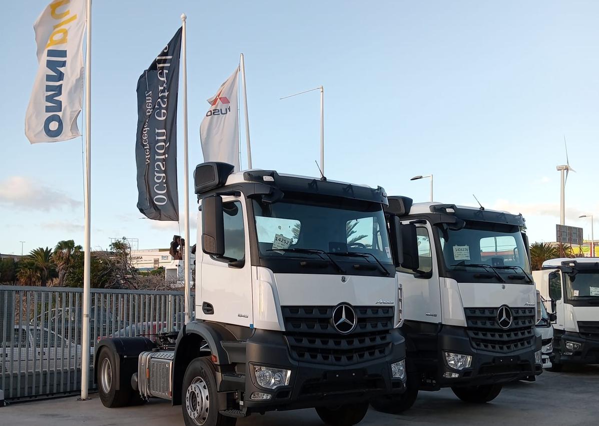 Imagen secundaria 1 - Louzao El Goro estrena su exposición de vehículos industriales Mercedes-Benz con servicio de chapa y pintura
