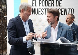 El secretario general de Coalición Canaria, Fernando Clavijo (i) junto al candidato de Coalición Canaria al Parlamento Europeo, Carlos Alonso (d).