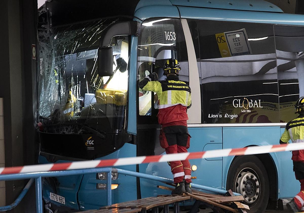 Intervención de los bomberos en la guagua accidentada en El Hoyo.
