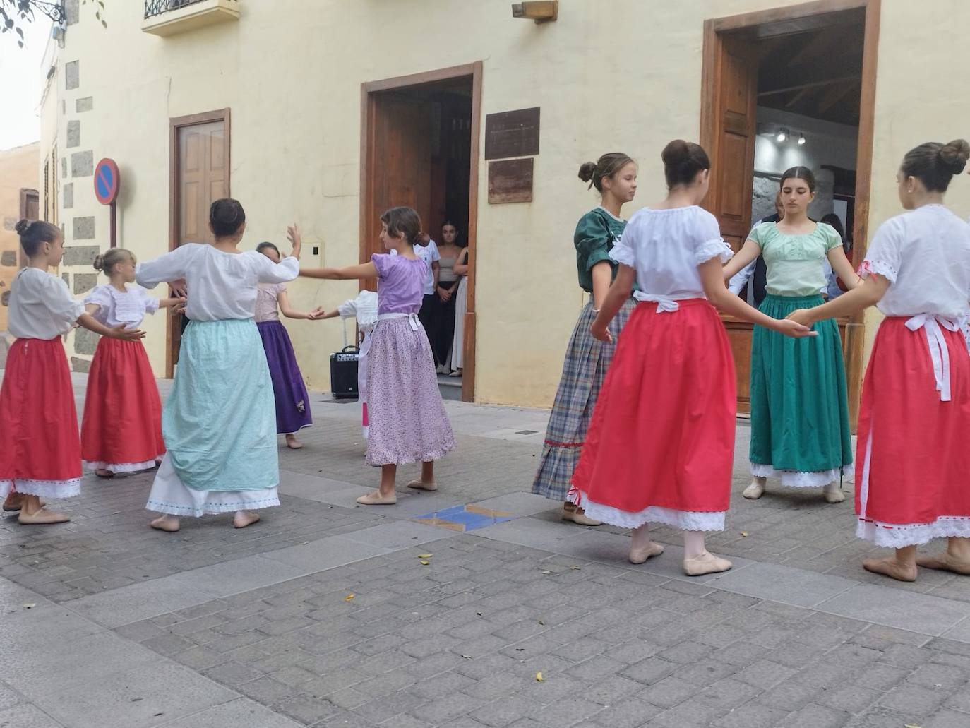 Imagen principal - Agüimes recuerda la figura del escritor y dramaturgo Orlando Hernández