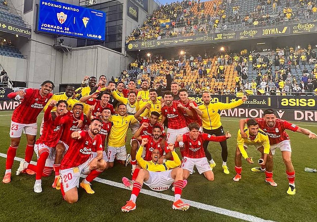 Los jugadores de la UD festejan la permanencia sobre el césped del estadio del Cádiz.