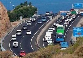Sufre varias contusiones tras volcar su vehículo en la autopista
