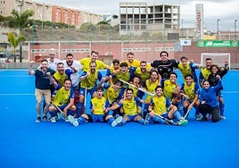 Júbilo en la pantilla amarilla tras lograr el triunfo ante el Terrassa. El 'Tabu' continuará un año más en División de Honor A.