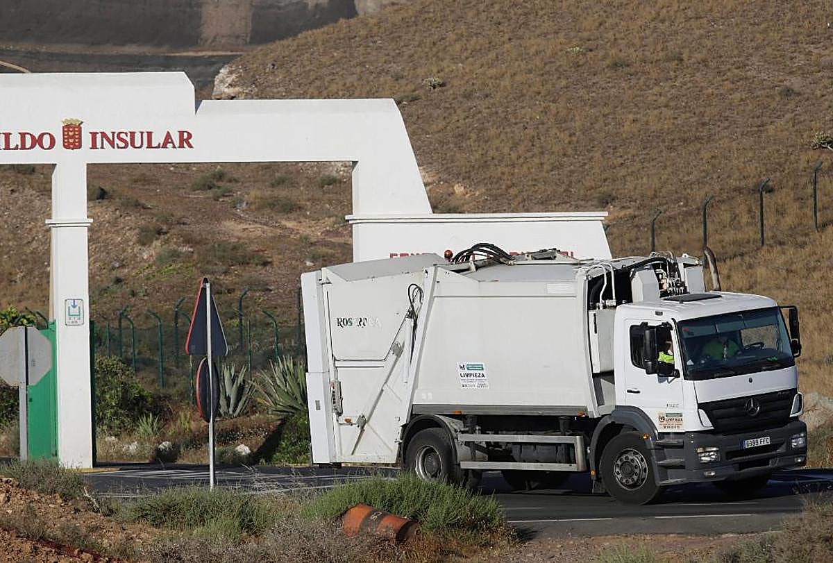 Camión de recogida de residuos en Yaiza saliendo de Zonzamas.