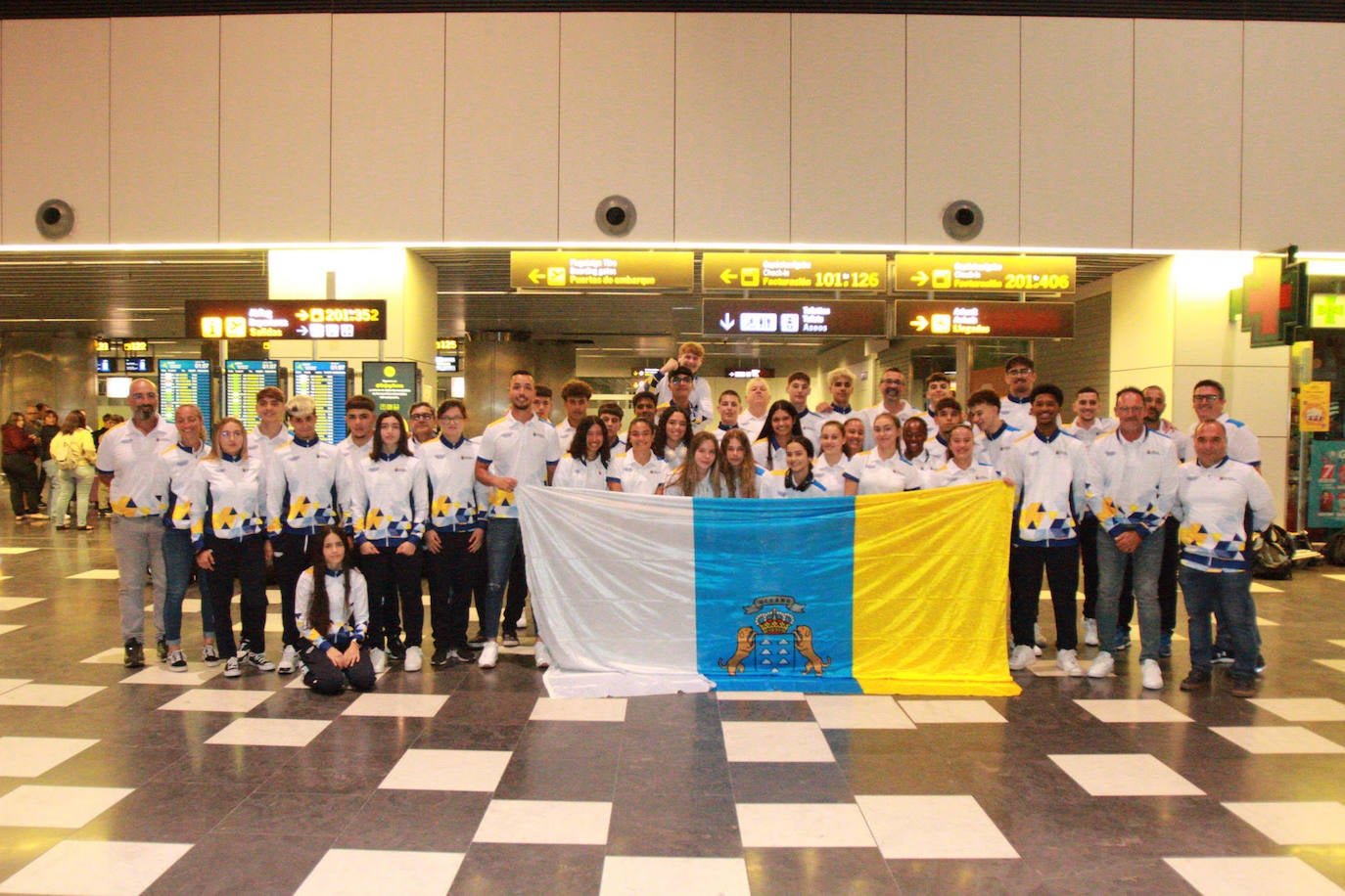 La expedición canaria, en el aeropuerto.