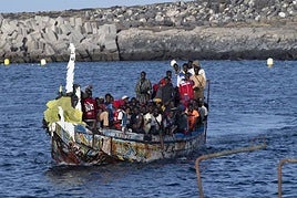 Imagen de un cayuco llegando a La Restinga, El Hierro.