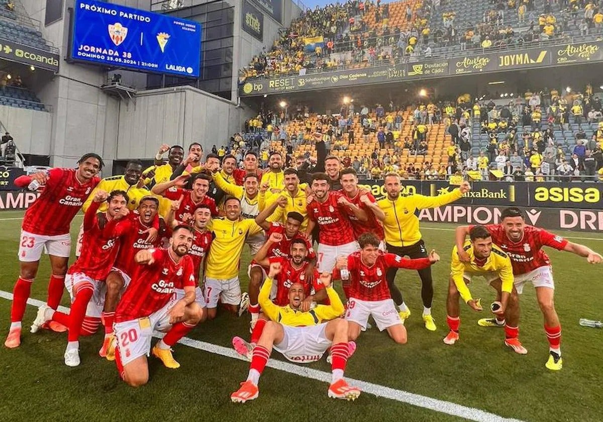 Celebración de la UD Las Palmas tras lograr la permanencia este domingo.