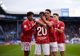 Así celebró la UD en la primera vuelta.