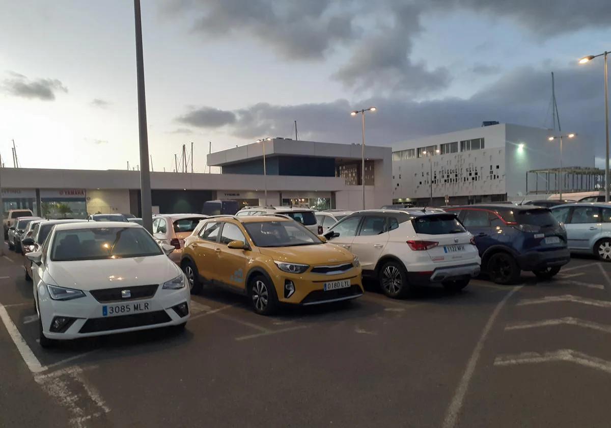 Vehículos estacionados en Arrecife.