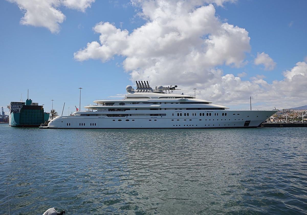 Imagen principal - El yate de megalujo &#039;Opera&#039; irrumpe en el puerto de Las Palmas