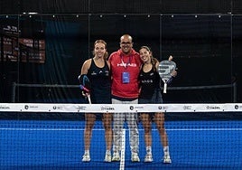 Raquel Eugenio, el entrenador Manuel Navarro, y Martina Fassio, en Argentina.