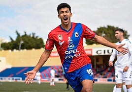 Ale Fuentes celebra uno de sus goles con la UD Lanzarote.