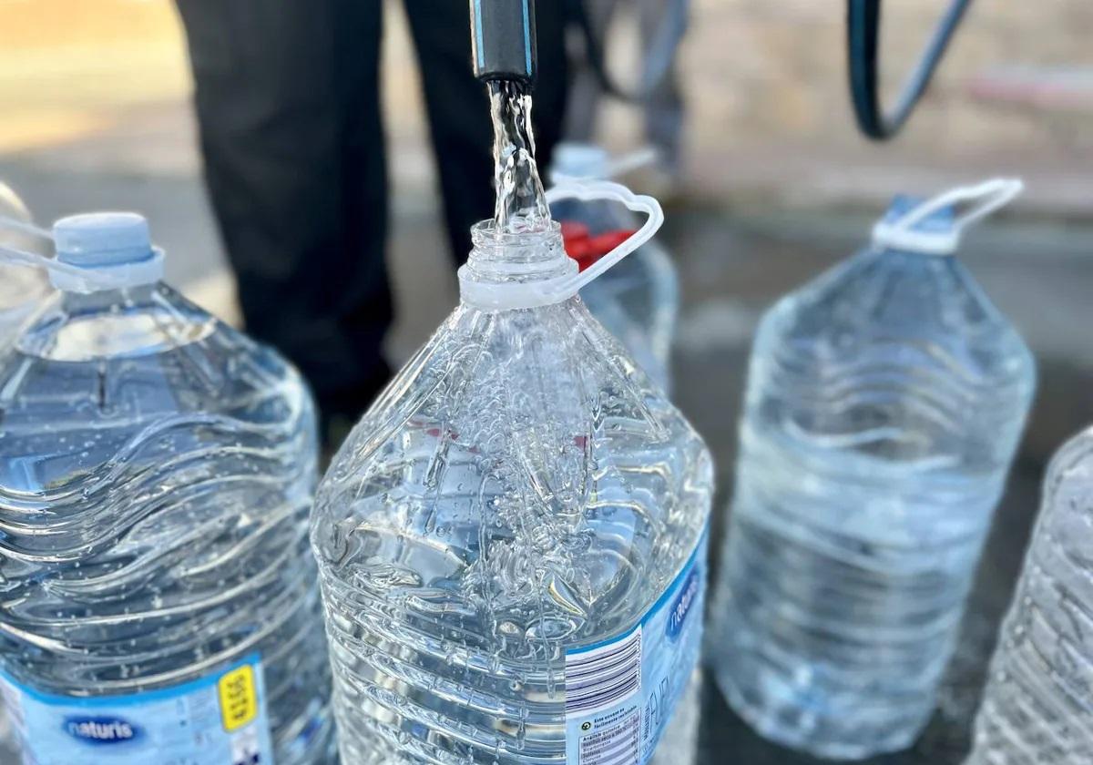 Las garrafas de agua, o se rellenan, o se compran en el supermercado, para la vida diaria.