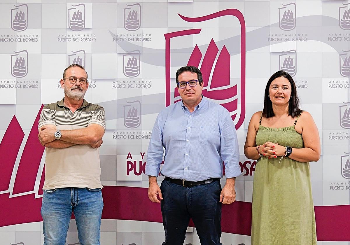 Javier Santana, gerente de Caremina SL, el alcalde David de Vera y Jenifer Pérez, concejala de Medio Ambiente, en la firma del contrato para la elaboración del censo.