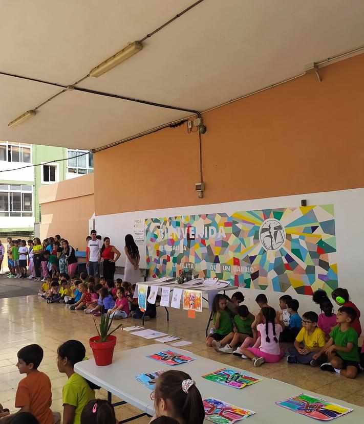 Imagen secundaria 2 - Distintos momentos del acto en el CEIP Galicia.
