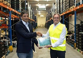 José Manuel Poblador, director de Logística de HiperDino, y Alonso Fernández, delegado comercial de IFCO SYSTEMS.