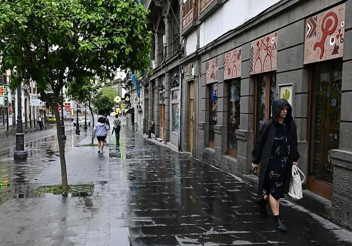 Imagen de archivo de un episodio de lluvia en la capital grancanaria.