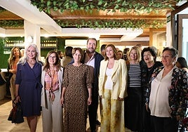 Imagen de las regidoras canarias en la Casa de Canarias de Madrid, junto al presidente de dicha institución, Roberto Miño.