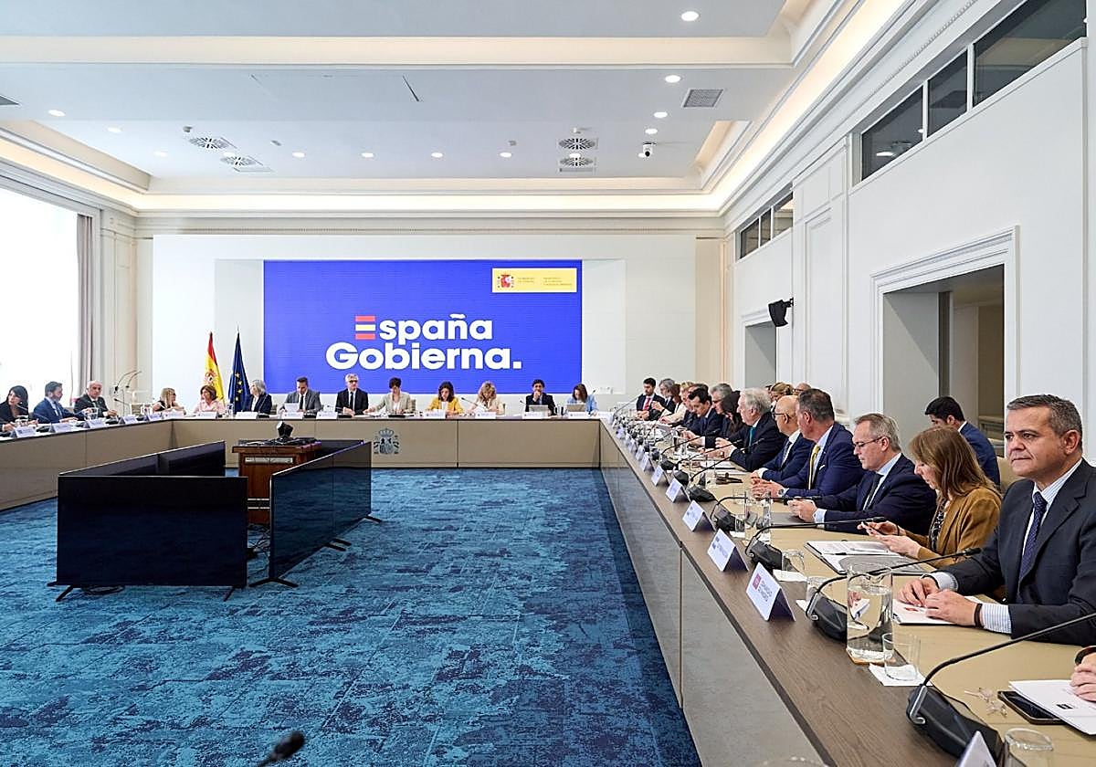 Al fondo la ministra de Vivienda, Isabel Rodríguez, y a la derecha, Antonio Ortega y Miguel Ángel Rodríguez, representantes de Canarias.