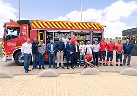 Autoridades y bomberos junto al nuevo vehículo.