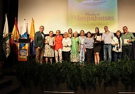 Foto de familia tras el pregón de los profesores del Maspalomas I.