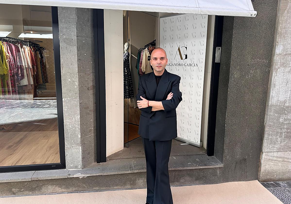 El empresario y diseñador Alejandro García, junto a su nueva tienda en Triana.