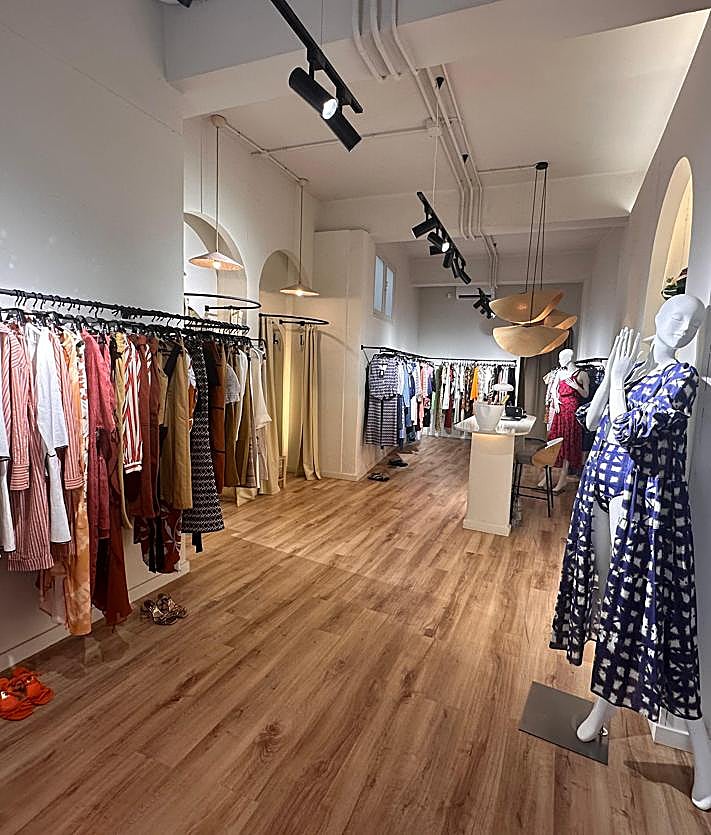 Imagen secundaria 2 - Alejandro García apuesta por un estilo desenfadado y elegante para la mujer de hoy en su nueva boutique