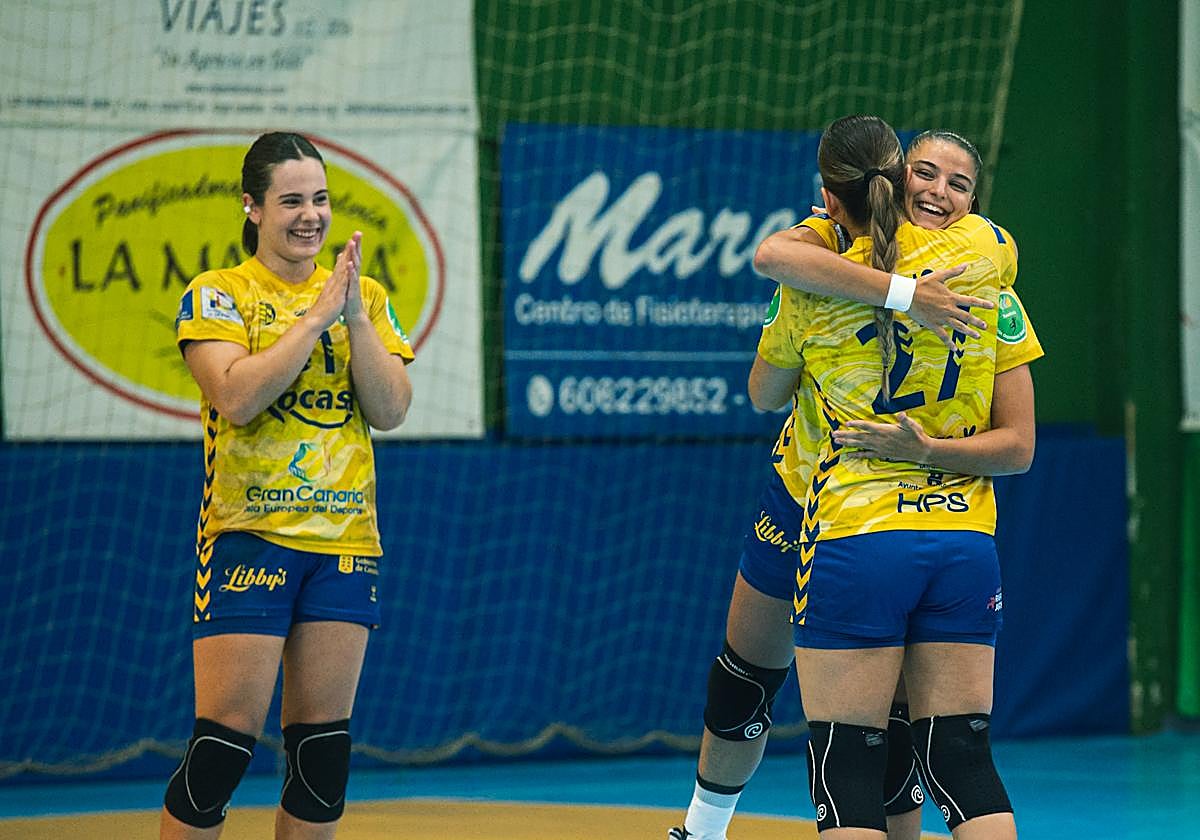 Las jugadoras del conjunto grancanario se abrazan durante una celebración.