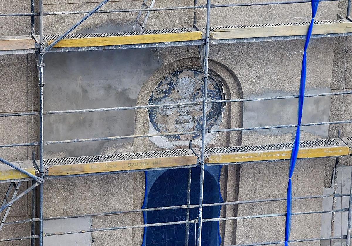 Uno de los tres rosetones descubiertos en los trabajos de rehabilitación.