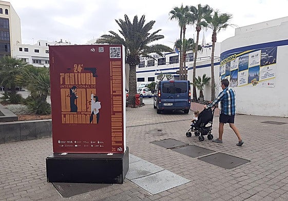 Cartel del Festival de Cine en la avenida de Arrecife.