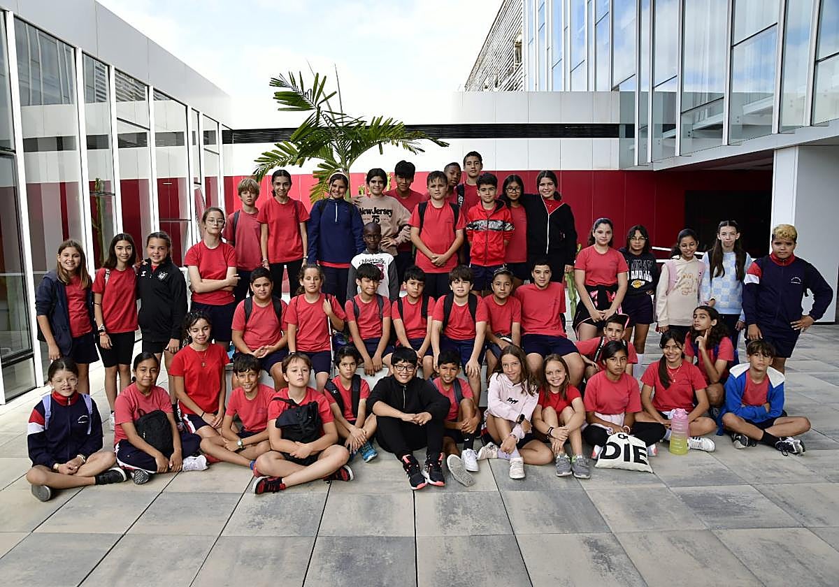 Foto de familia en las instalaciones del periódico en El Sebadal.
