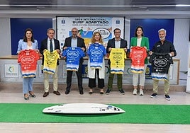Foto de familia durante la presentación.