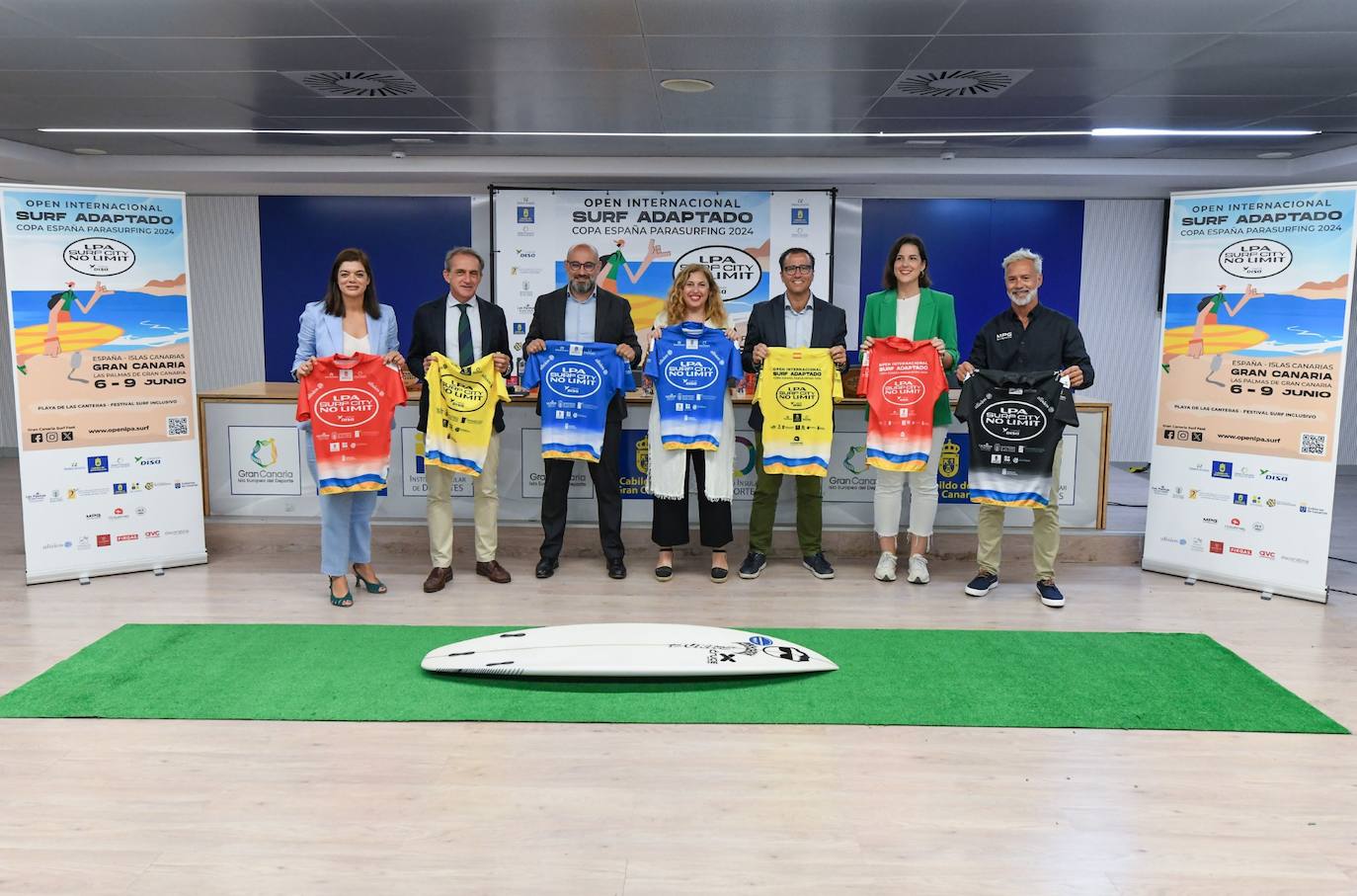 Foto de familia durante la presentación.