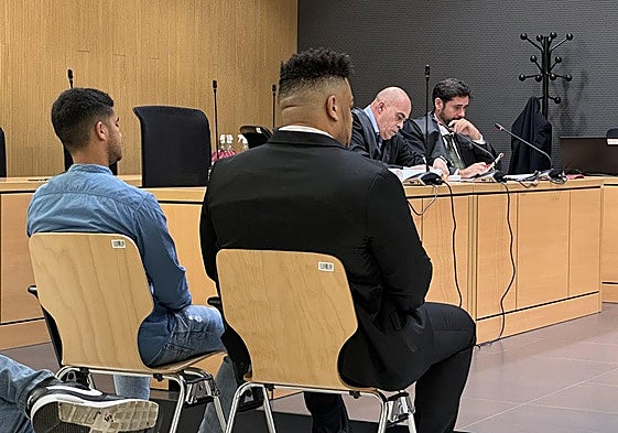 Los dos acusados, de espaldas y sus letrados, al fondo durante la primera jornada de este juicio.