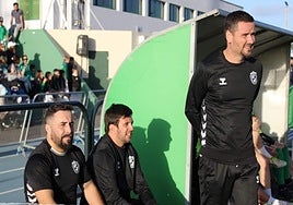 Maxi Barrera, entrenador del Yaiza, acompañado de sus asistentes en el banquillo.