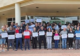 Desayuno reivindicativo delante de las Oficinas Municipales de Vecindario.