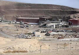 Complejo Ambiental de Zonzamas, con el fuego controlado por los bomberos.