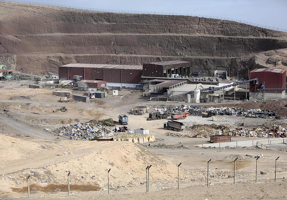 Complejo Ambiental de Zonzamas, con el fuego controlado por los bomberos.