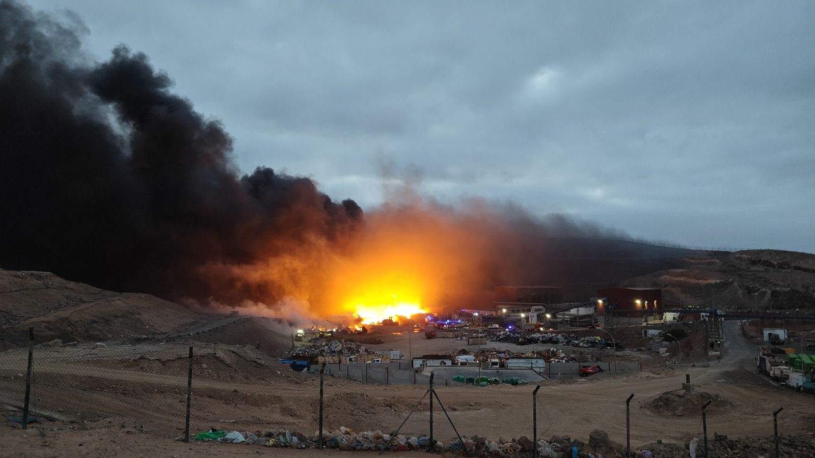Las imágenes del incendio en el vertedero de Zonzamas